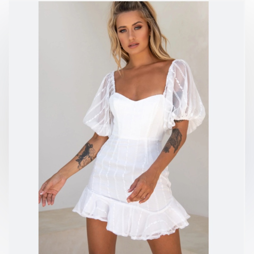 Selfie Leslie RING MY BELL SHEER PUFF
SLEEVE EMBROIDERY DETAIL
DRESS WHITE